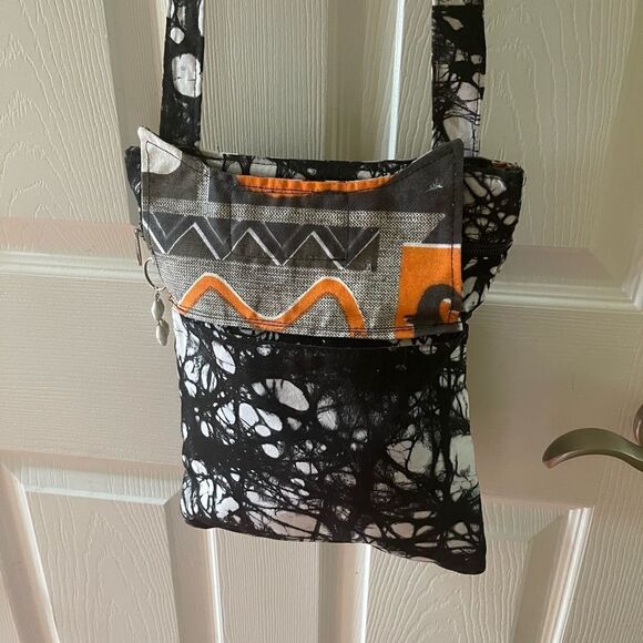 Project Lydia Giraffe Black and White Small crossbody bag . - Picture 4 of 12